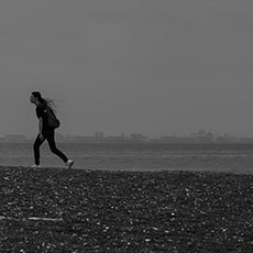 「彷徨う人」中野 類